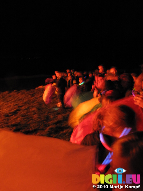 SX16951 Crowd waiting with sky lanterns